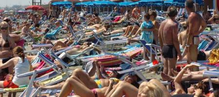 spiaggia affollata